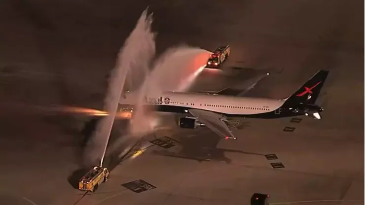 Avião da Seleção Brasileira passando pelo 'batismo' no Brasil. Foto: Reprodução/CazéTV