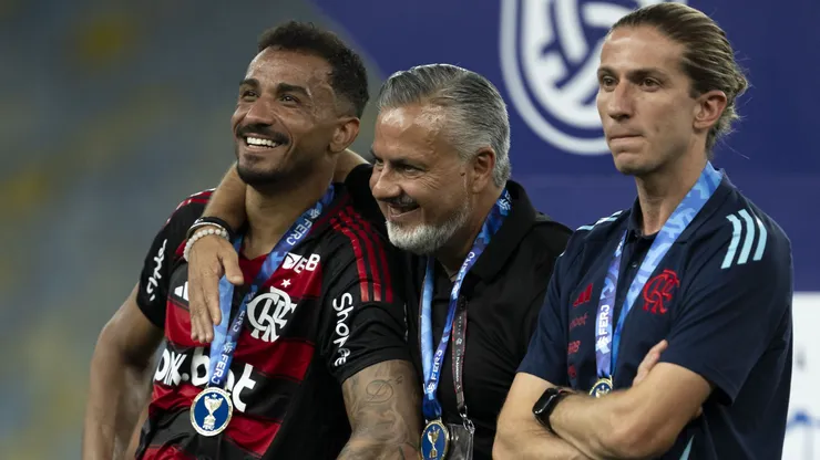 Danilo, Boto e Filipe Luís no Flamengo. Foto: Jorge Rodrigues/AGIF