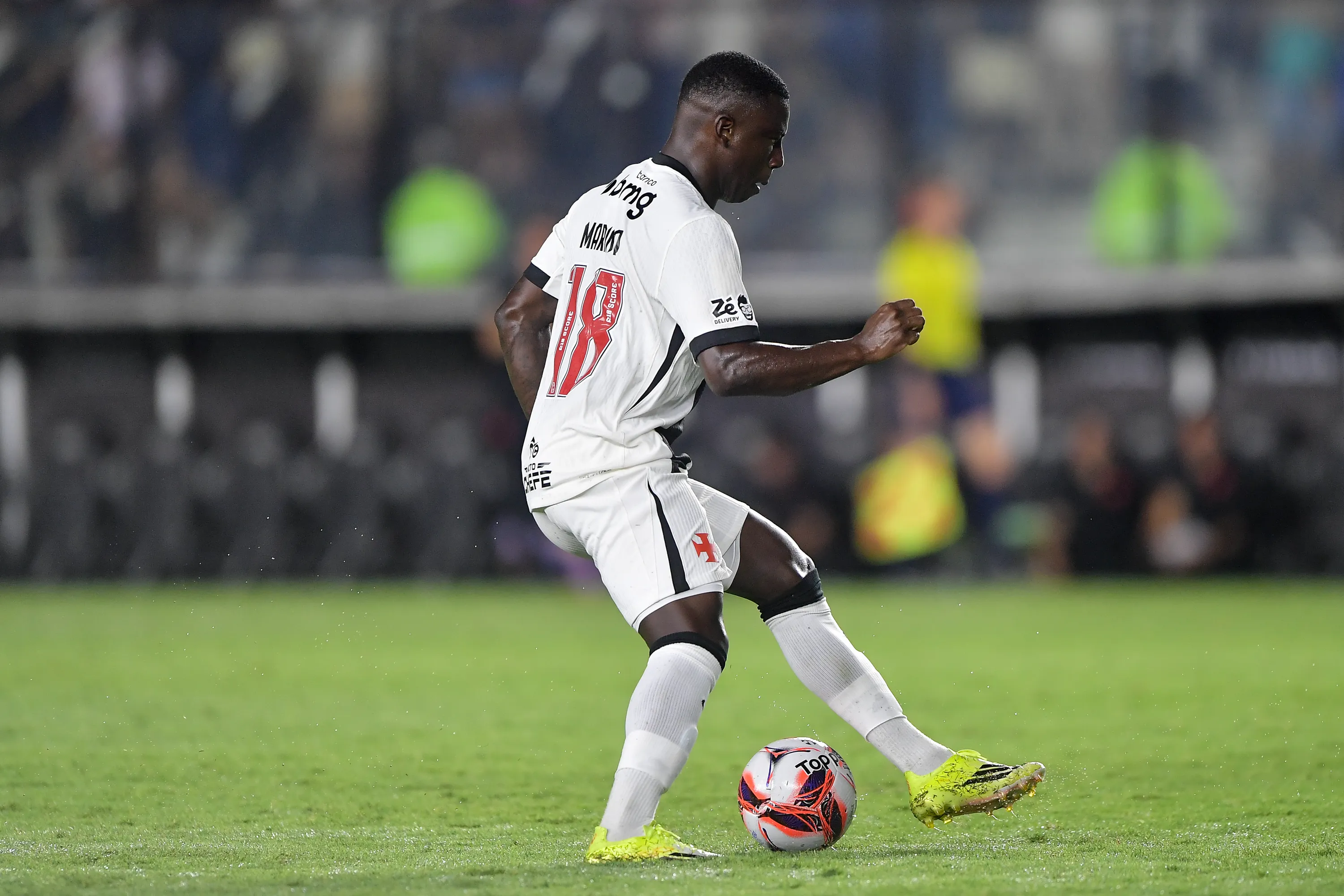 Hinestroza atuando no Vasco – Foto: Thiago Ribeiro/AGIF