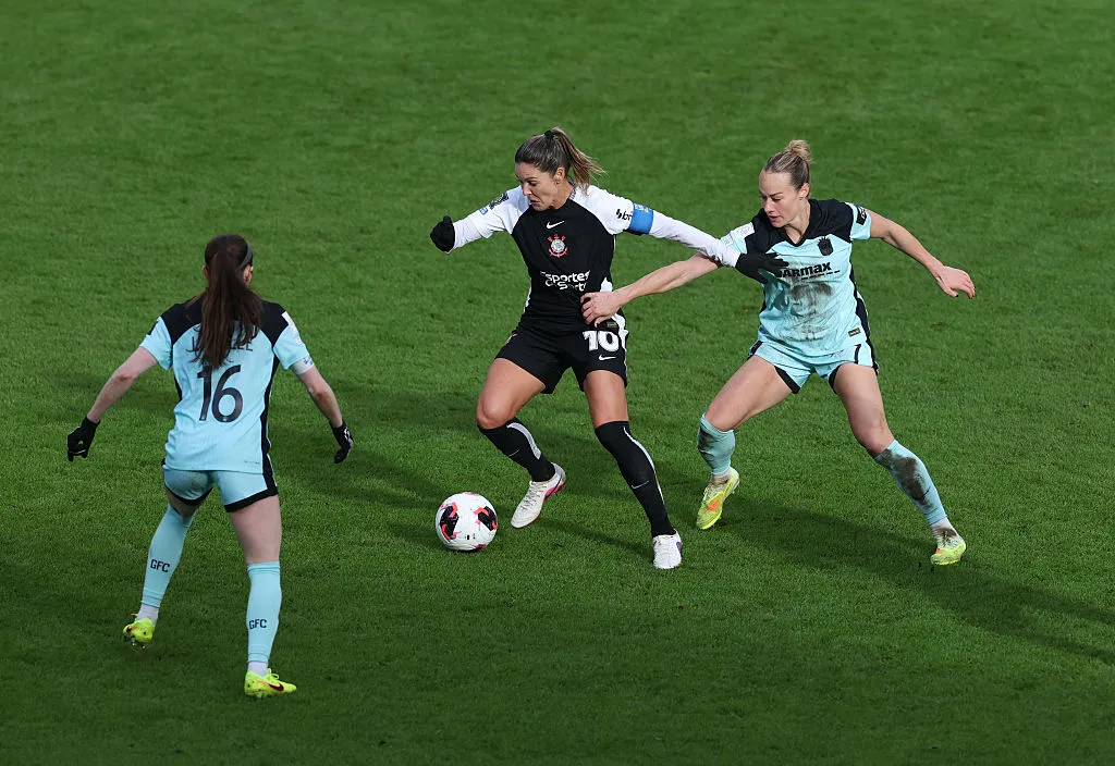 Gabi Zanotti durante o duelo entre Corinthians e Gotham FC dos EUA - Foto: Richard Pelham/Getty Images