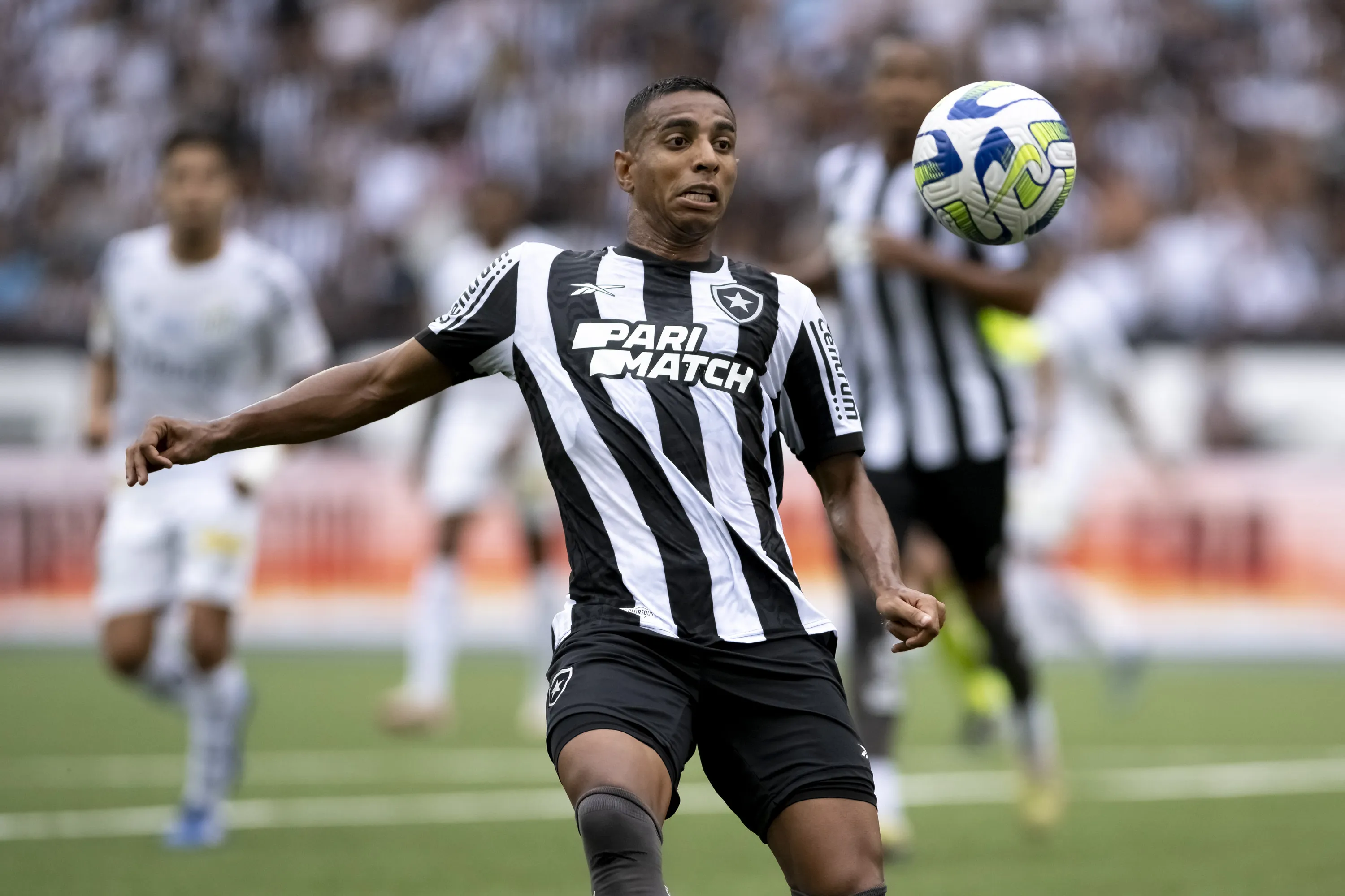 RJ – RIO DE JANEIRO – 26/11/2023 – BRASILEIRO A 2023, BOTAFOGO X SANTOS – Victor Sa jogador do Botafogo durante partida contra o Santos no estadio Engenhao pelo campeonato Brasileiro A 2023. Foto: Jorge Rodrigues/AGIF