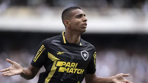 RJ - RIO DE JANEIRO - 18/02/2024 - CARIOCA 2024, BOTAFOGO X VASCO - Victor Sa jogador do Botafogo comemora seu gol anulado durante partida contra o Vasco no estadio Engenhao pelo campeonato Carioca 2024. Foto: Jorge Rodrigues/AGIF