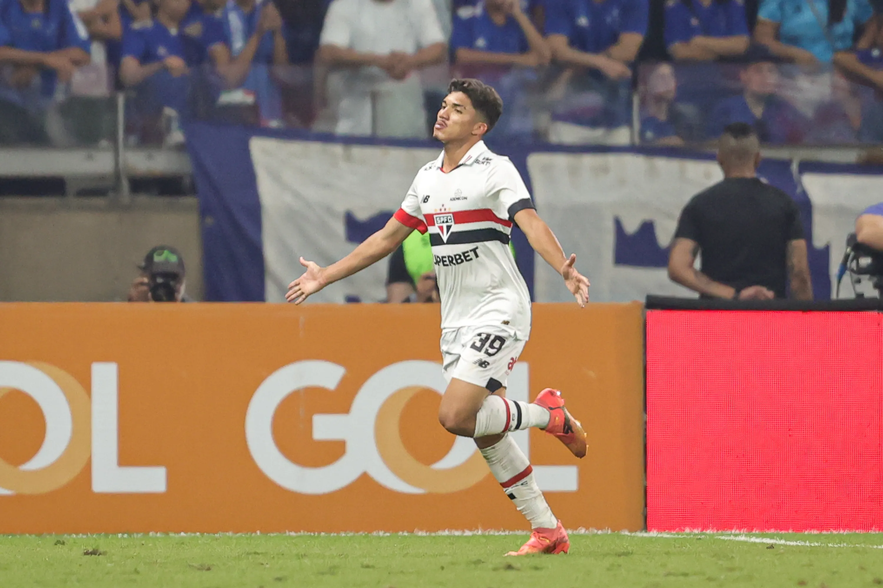 William Gomes jogador do Sao Paulo comemora seu gol durante partida contra o Cruzeiro no estadio Mineirao pelo campeonato Brasileiro A 2024. Foto: Gilson Lobo/AGIF