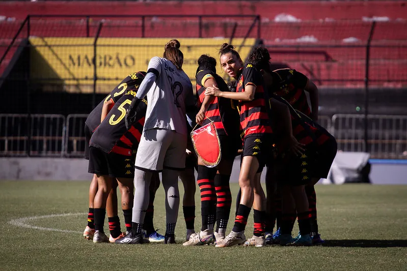 Jogadoras do Sport antes de jogo do clube - Foto: Igor Cysneiros/Sport