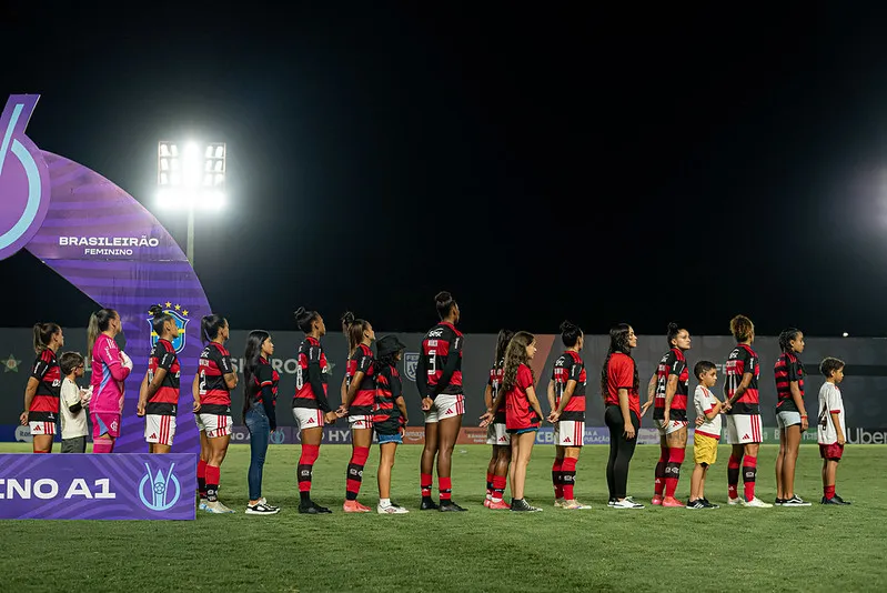 Jogadoras do Flamengo perfiladas antes de jogo do clube - Foto: Paula Reis/Flamengo