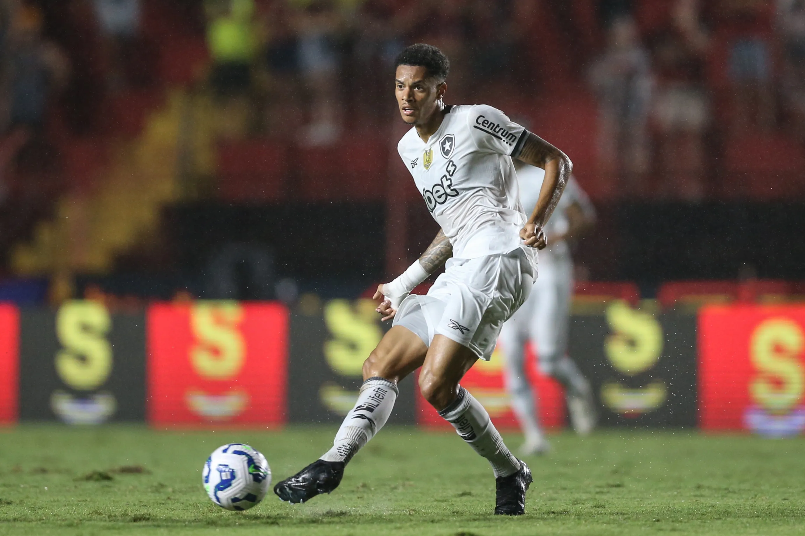 Newton atuando no Botafogo – Foto: Marlon Costa/AGIF