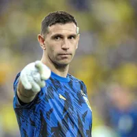 Dibu trabalha apenas com mão esquerda em treino da Argentina