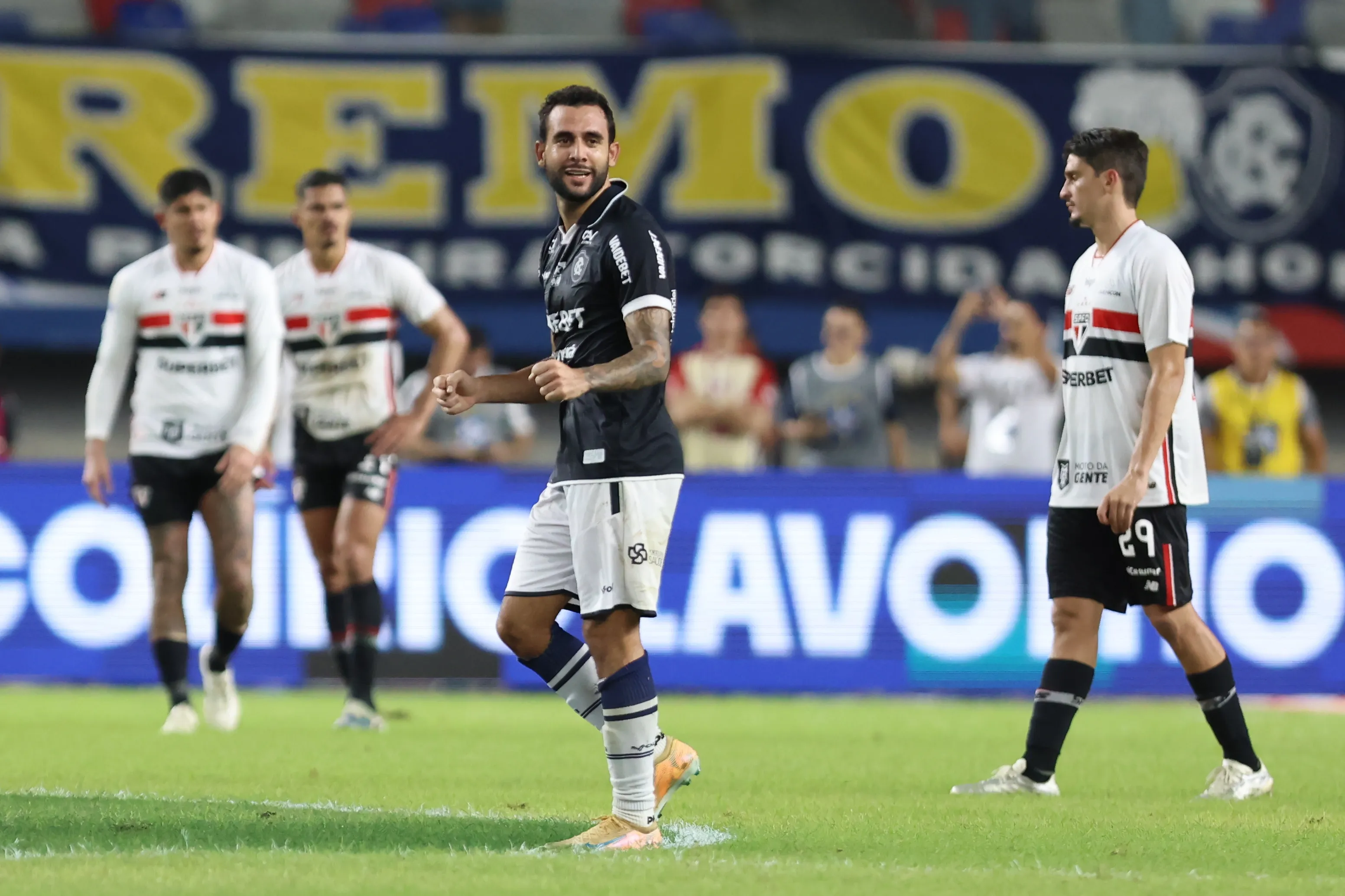 Marcelinho jogador do Remo comemora seu gol durante partida contra o Sao Paulo no estadio Mangueirao pelo campeonato Brasileiro A 2026. Foto: Fernando Torres/AGIF