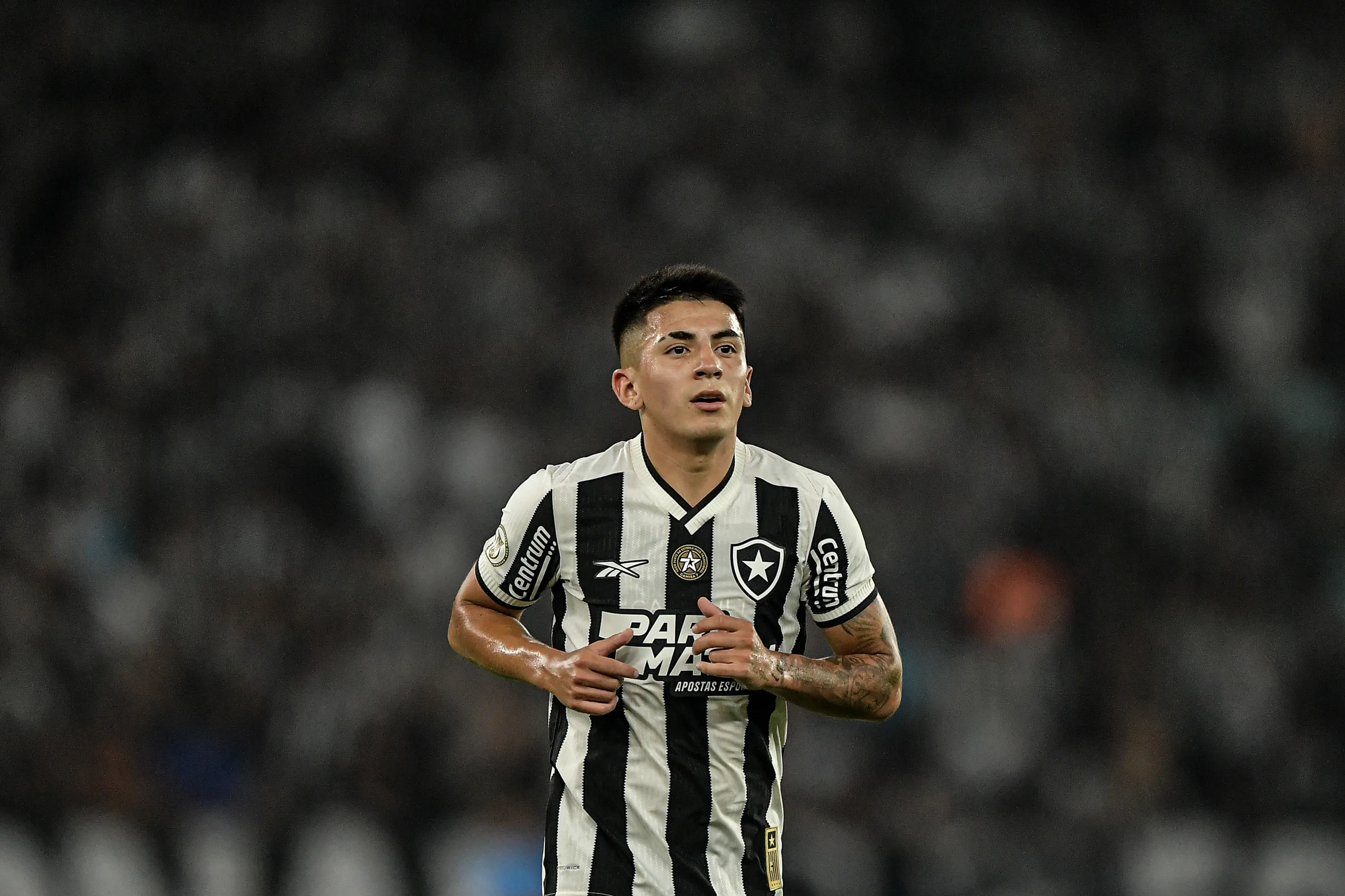RJ – RIO DE JANEIRO – 14/09/2024 – BRASILEIRO A 2024, BOTAFOGO X CORINTHIANS – Almada jogador do Botafogo durante partida contra o Corinthians no estadio Engenhao pelo campeonato Brasileiro A 2024. Foto: Thiago Ribeiro/AGIF