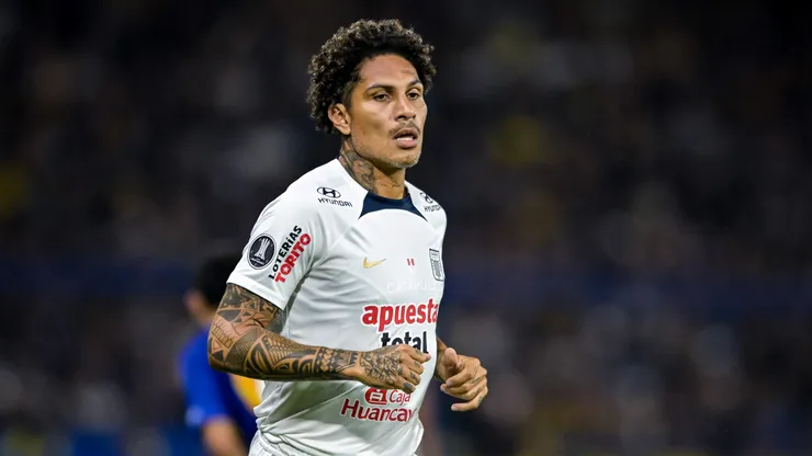Paolo Guerrero, do Alianza Lima, observa durante a partida da Copa CONMEBOL Libertadores 2025 entre Boca Juniors e Alianza Lima no Estádio Alberto J. Armando, em 25 de fevereiro de 2025, em Buenos Aires, Argentina. (Foto de Marcelo Endelli/Getty Images)