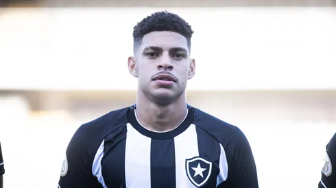 Luis Henrique jogador do Botafogo durante partida contra o Santos no estádio Vila Belmiro pelo campeonato Brasileiro A 2023. Foto: Abner Dourado/AGIF