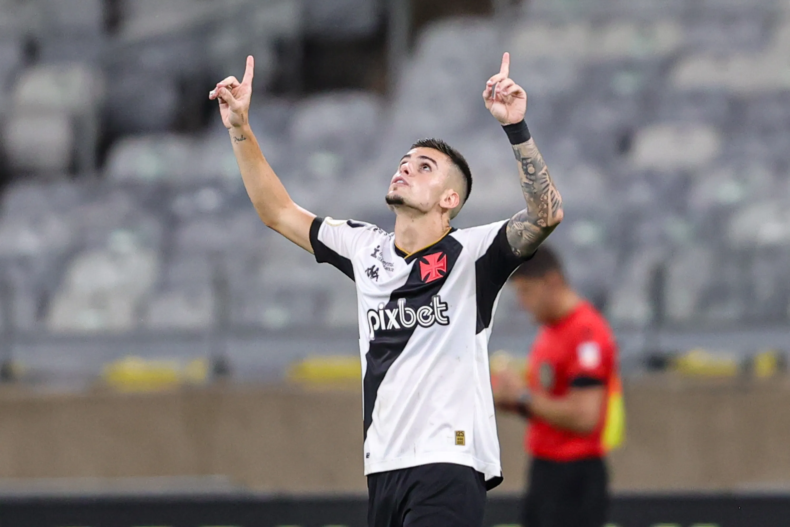 Gabriel Pec comemora seu gol durante partida contra o Cruzeiro no Mineirão pelo Campeonato Brasileiro 2023. Foto: Gilson Lobo/AGIF.