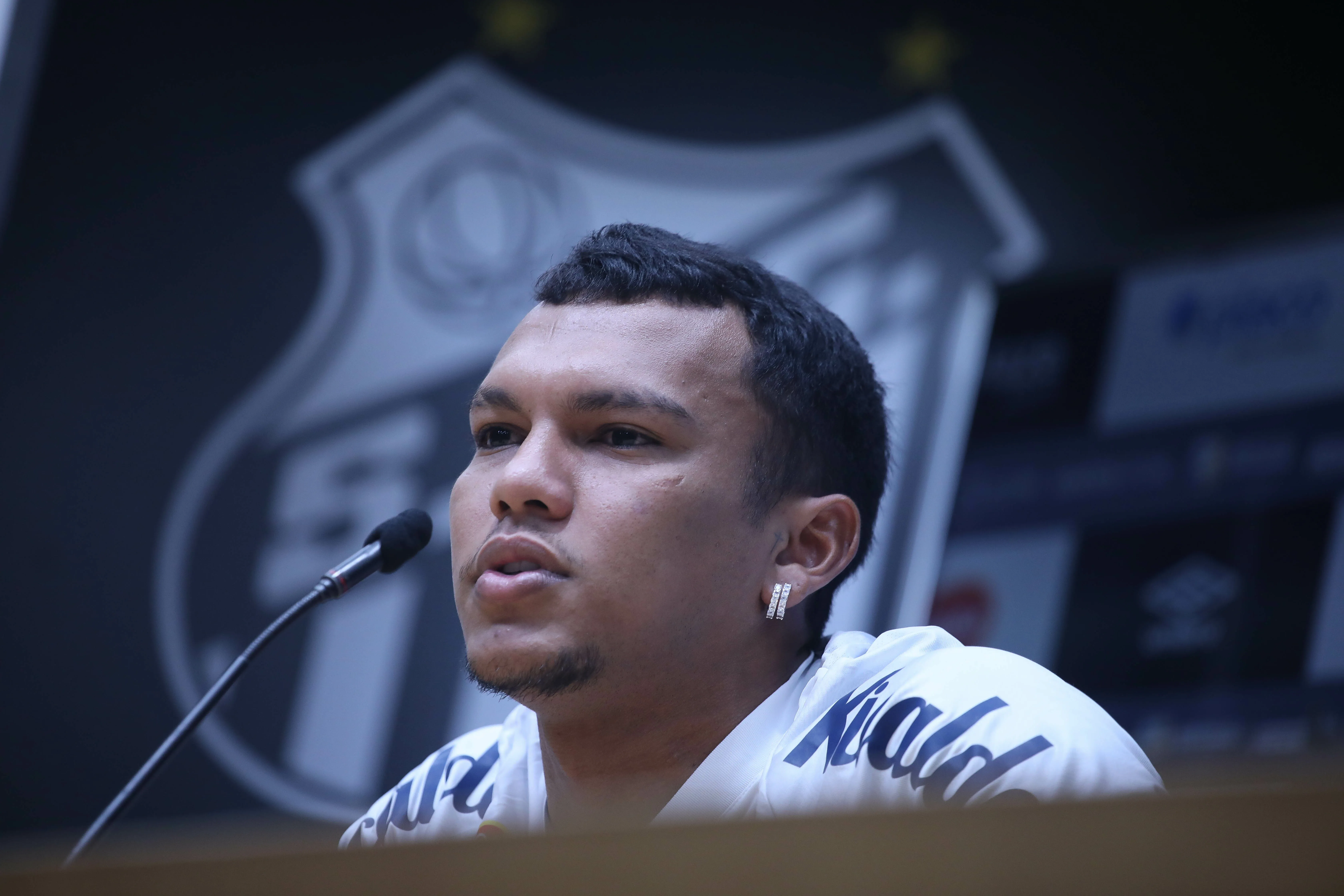 SP – SANTOS – 11/02/2025 – SANTOS, APRESENTACAO GABRIEL VERON – Gabriel Veron durante sua apresentacao oficial como jogador do Santos em coletiva de imprensa realizada no Vila Belmiro. Foto: Reinaldo Campos/AGIF
