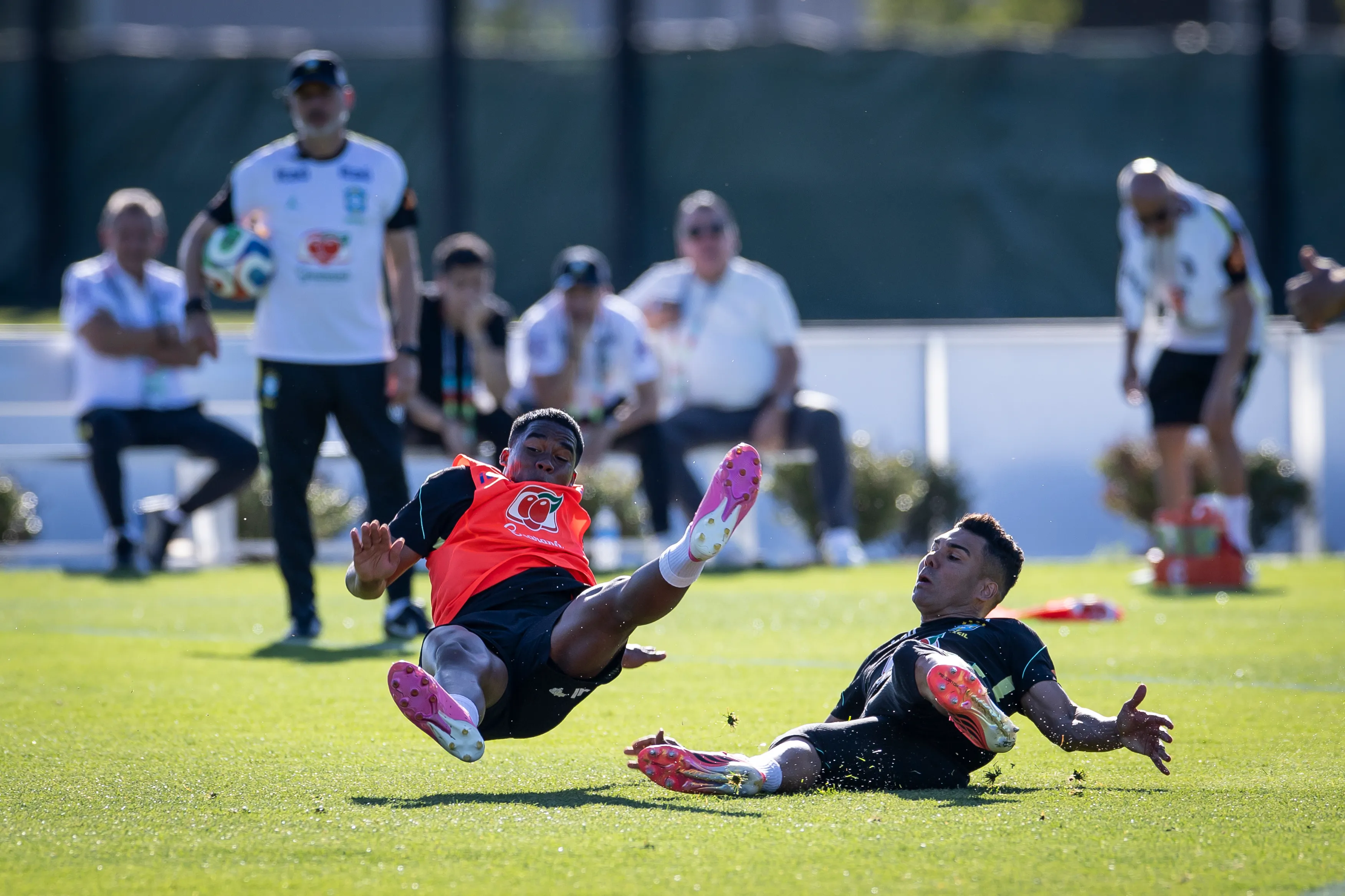 Casemiro e Endrick durante treino da Seleção Brasileira – Foto: Ira L. Black/Getty Images.