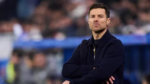 Xabi Alonso, treinador principal do Real Madrid, observa durante a partida LaLiga EA Sports entre Deportivo Alaves e Real Madrid CF no Estadio de Mendizorroza em 14 de dezembro de 2025 em Vitoria-Gasteiz, Espanha. (Foto de Juan Manuel Serrano Arce/Getty Images)