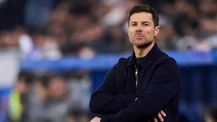 Xabi Alonso, treinador principal do Real Madrid, observa durante a partida LaLiga EA Sports entre Deportivo Alaves e Real Madrid CF no Estadio de Mendizorroza em 14 de dezembro de 2025 em Vitoria-Gasteiz, Espanha. (Foto de Juan Manuel Serrano Arce/Getty Images)