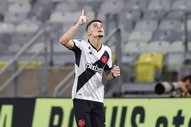 Gabriel Pec atuando no Vasco em 2023 – Foto: Gilson Lobo/AGIF