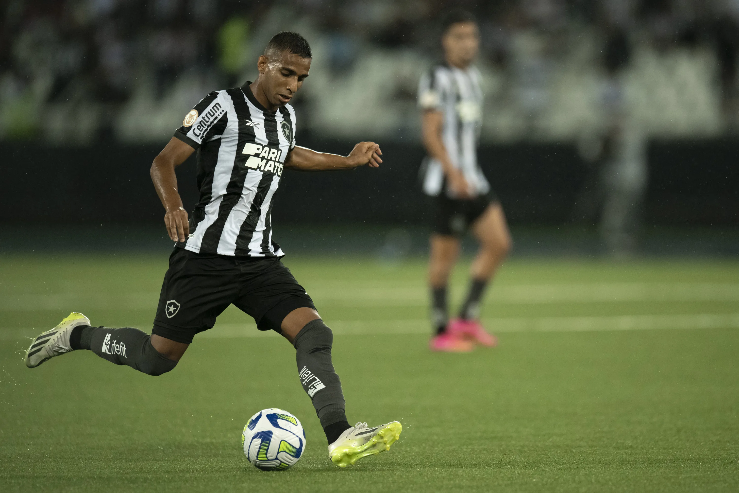 Victor Sá atuando no Botafogo em 2023 – Foto: Jorge Rodrigues/AGIF