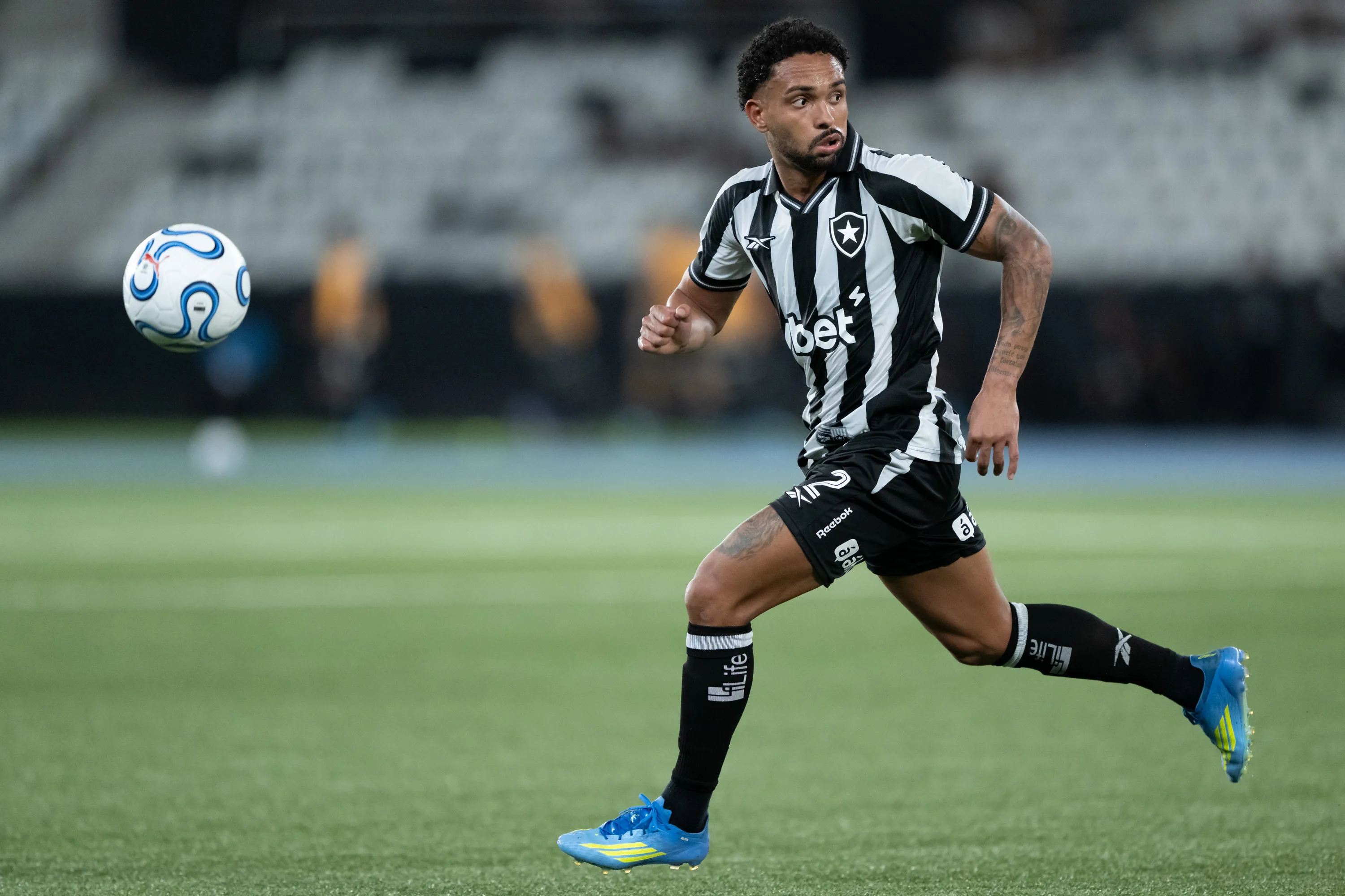 Vitinho, jogador do Botafogo, durante partida contra o Caracas – Foto: Jorge Rodrigues/AGIF