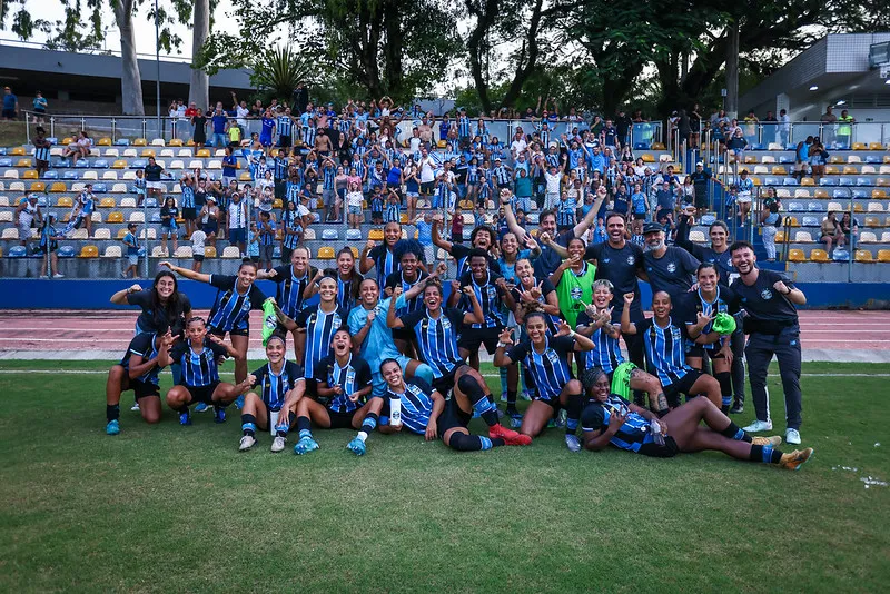 Jogadoras do Grêmio comemorando a vitória contra o Inter - Foto: Lucas Uebel/Grêmio