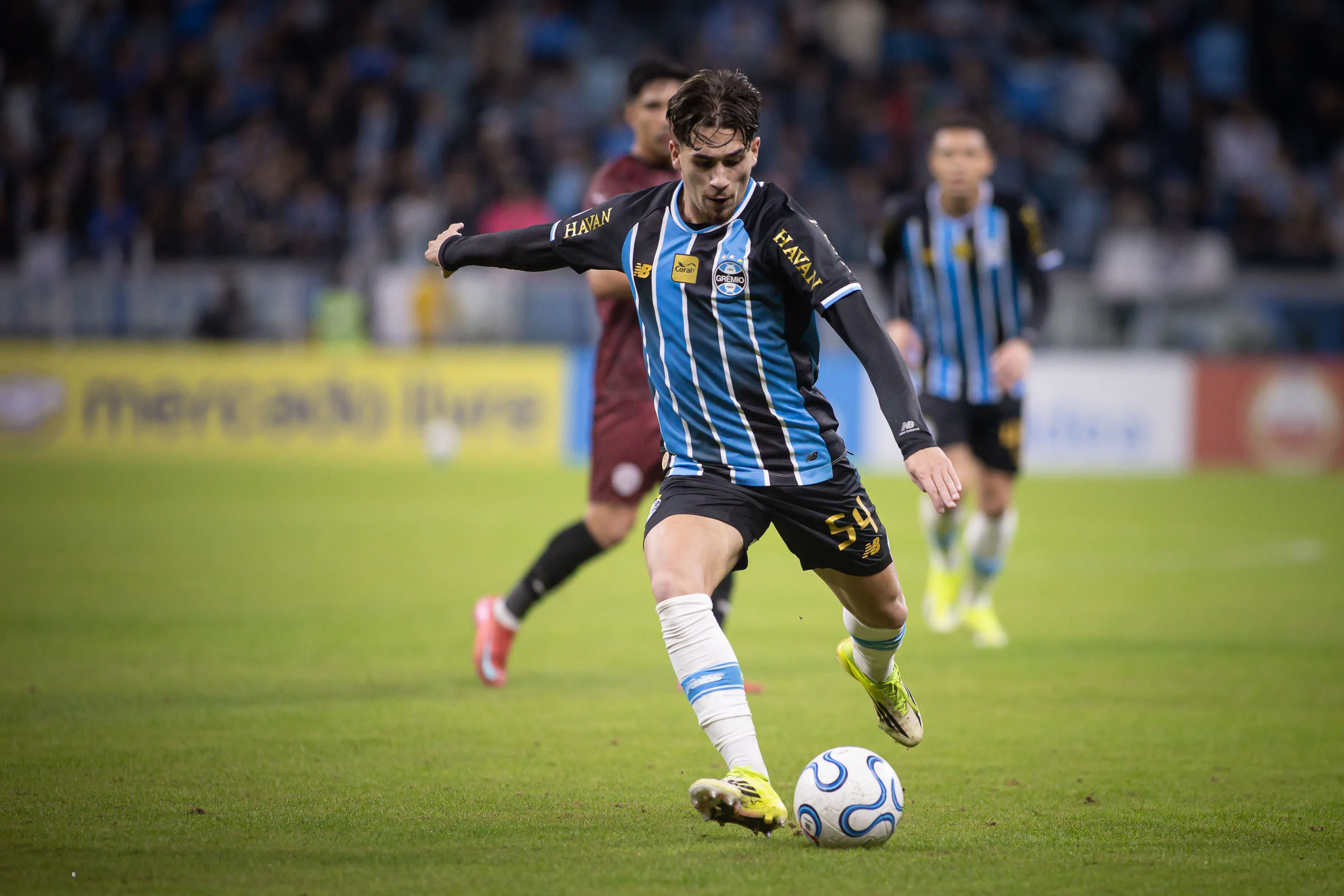 Pedro Gabriel atuando no Grêmio –  Foto: Maxi Franzoi/AGIF