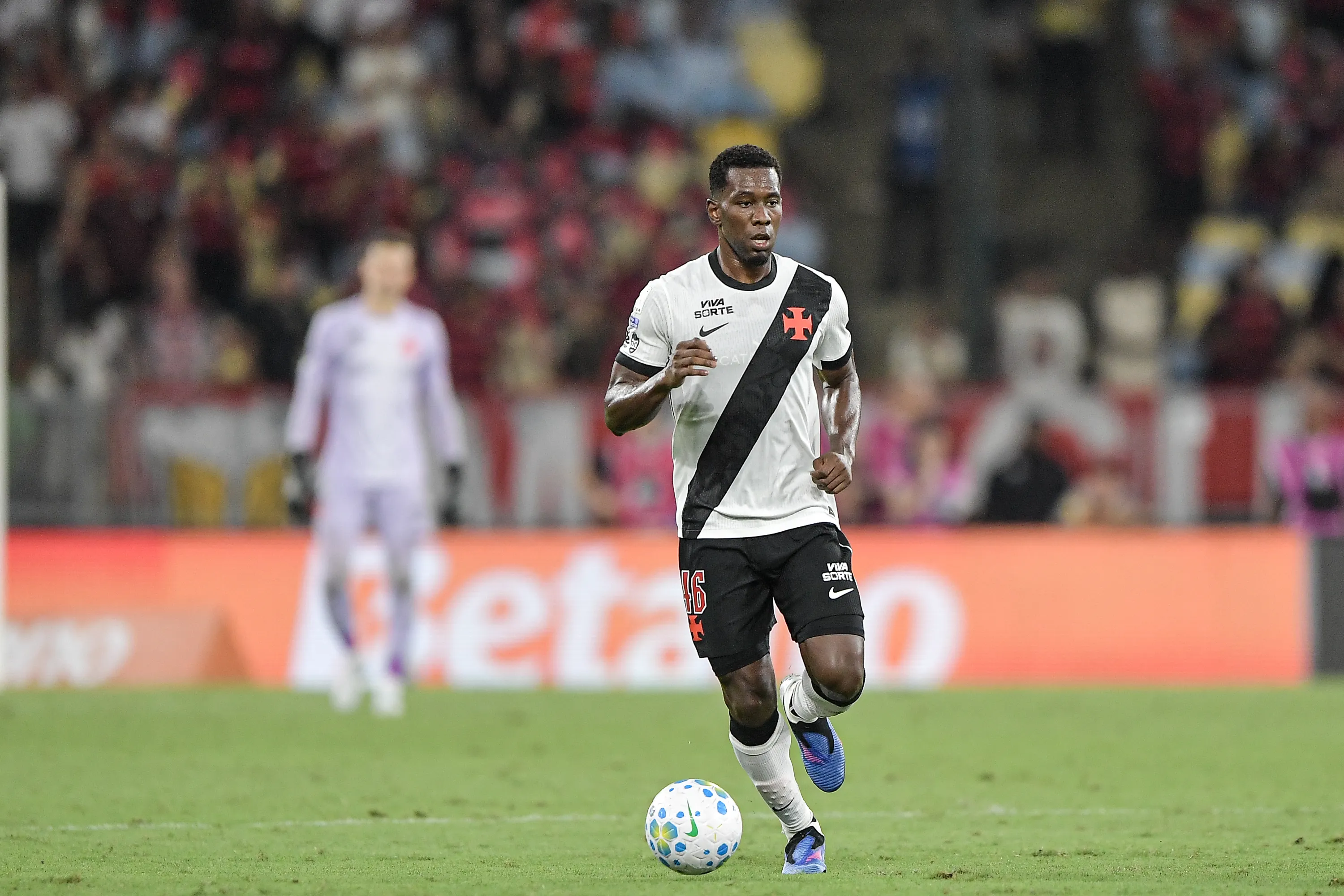 RJ – RIO DE JANEIRO – 03/05/2026 – BRASILEIRO A 2026, FLAMENGO X VASCO – Cuesta jogador do Vasco durante partida contra o Flamengo no estadio Maracana pelo campeonato Brasileiro A 2026. Foto: Thiago Ribeiro/AGIF