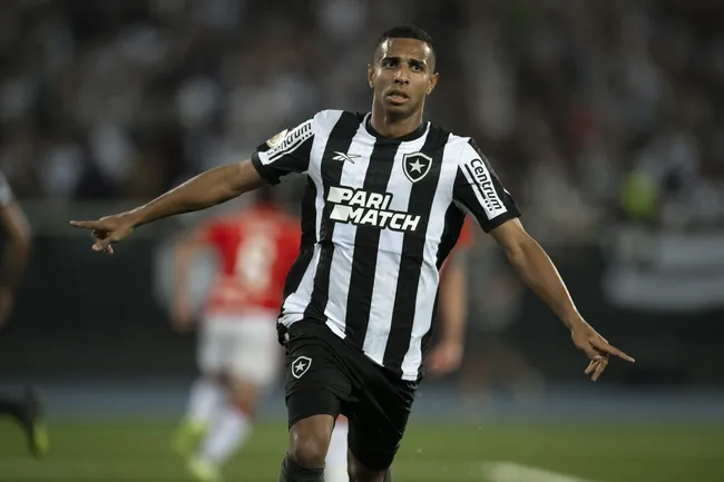 Victor Sá comemora seu gol durante partida contra o Internacional no Nilton Santos pelo Campeonato Brasileiro 2023. Foto: Jorge Rodrigues/AGIF.