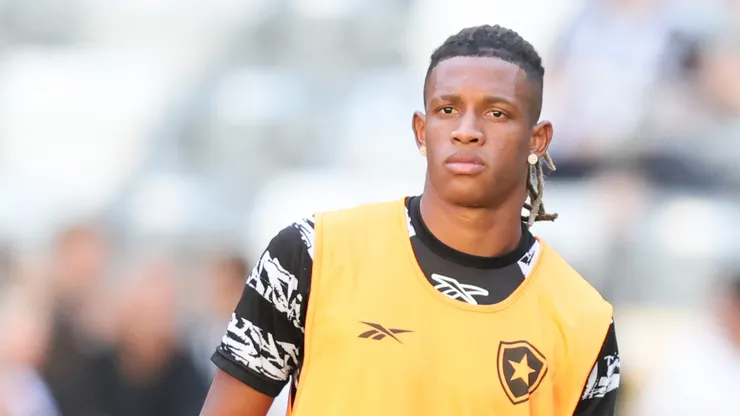 Danilo jogador do Botafogo durante aquecimento antes da partida contra o Atlético-MG no estadio Arena MRV pelo campeonato Brasileiro A 2026. Foto: Gilson Lobo/AGIF