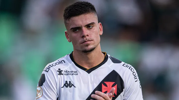 Gabriel Pec durante confronto entre Goiás e Vasco no Campeonato Brasileiro de 2026.