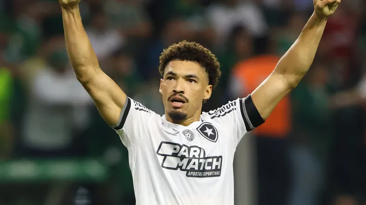Adryelson jogador do Botafogo comemora o terceiro gol do Botafogo durante partida contra o Palmeiras no estádio Arena Allianz Parque pelo campeonato Brasileiro A 2024. Foto: Joisel Amaral/AGIF