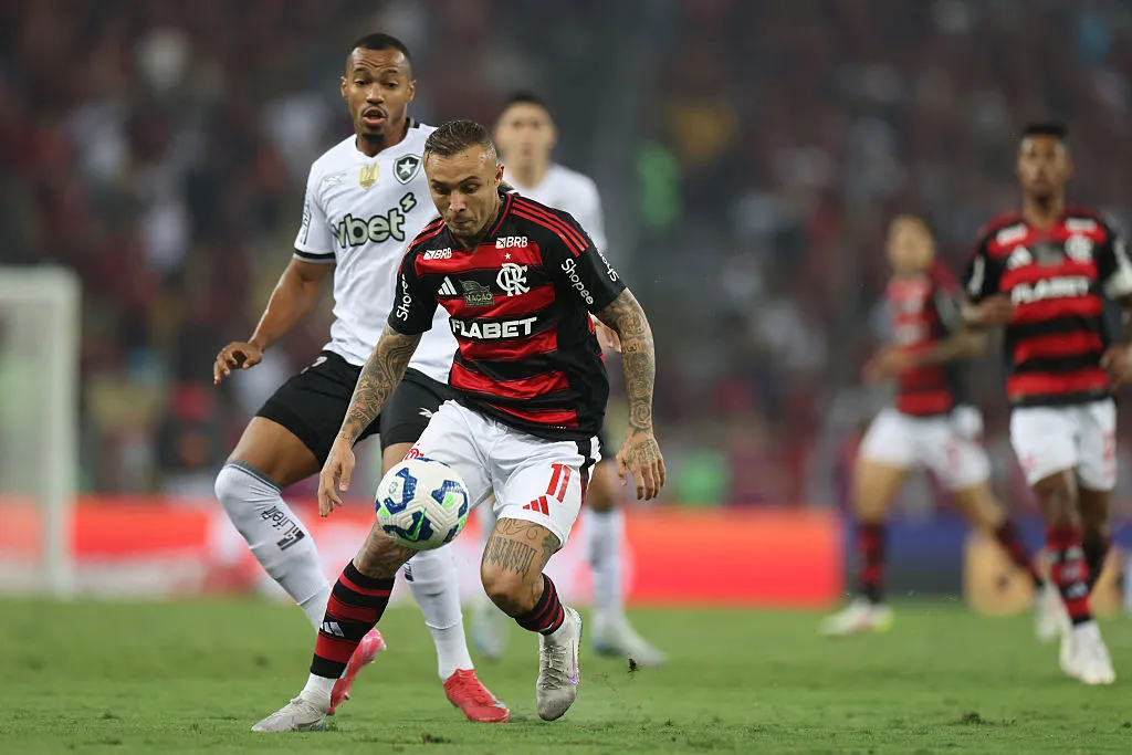 Everton Cebolinha of Flamengo controls the ball during a Brasileirao 2025 match between Flamengo and Botafogo at Maracana Stadium on May 18, 2025 in Rio de Janeiro, Brazil. (Photo by Lucas Figueiredo/Getty Images)