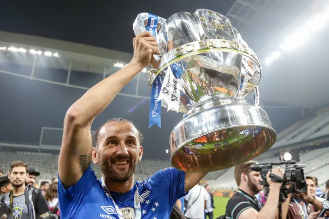 Hernan Barcos do Cruzeiro com a taca de campeao apos partida contra o Corinthians no estadio Arena Corinthians pelo campeonato Copa do Brasil 2018. Foto: Marcello Zambrana/AGIF