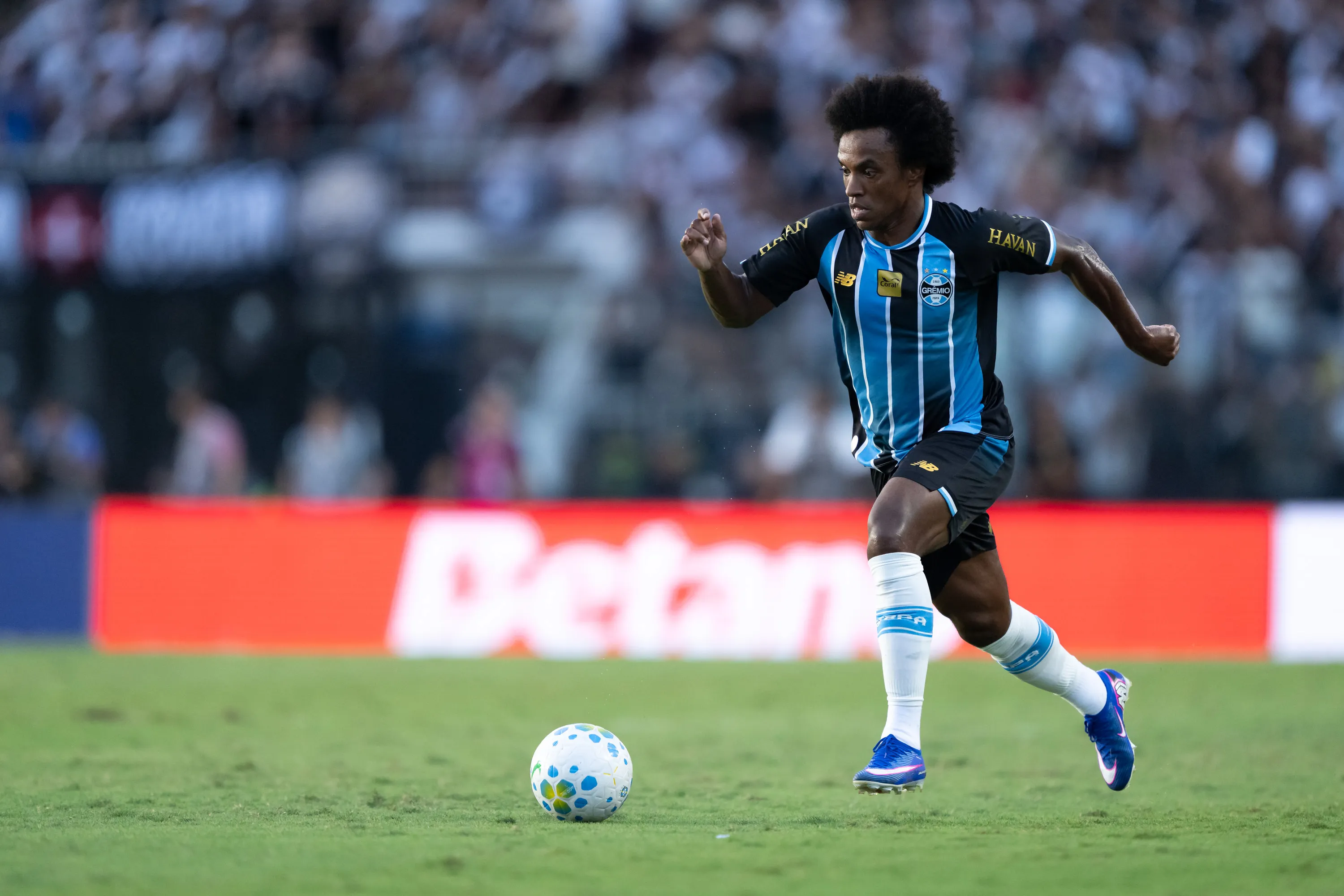 Willian atuando no Grêmio – Foto: Jorge Rodrigues/AGIF