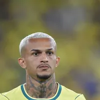 Wesley recebe dura chegada de Casemiro em treino da Seleção