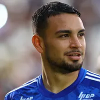 Fabrizio Peralta retorna ao Cruzeiro após empréstimo, mas futuro é incerto