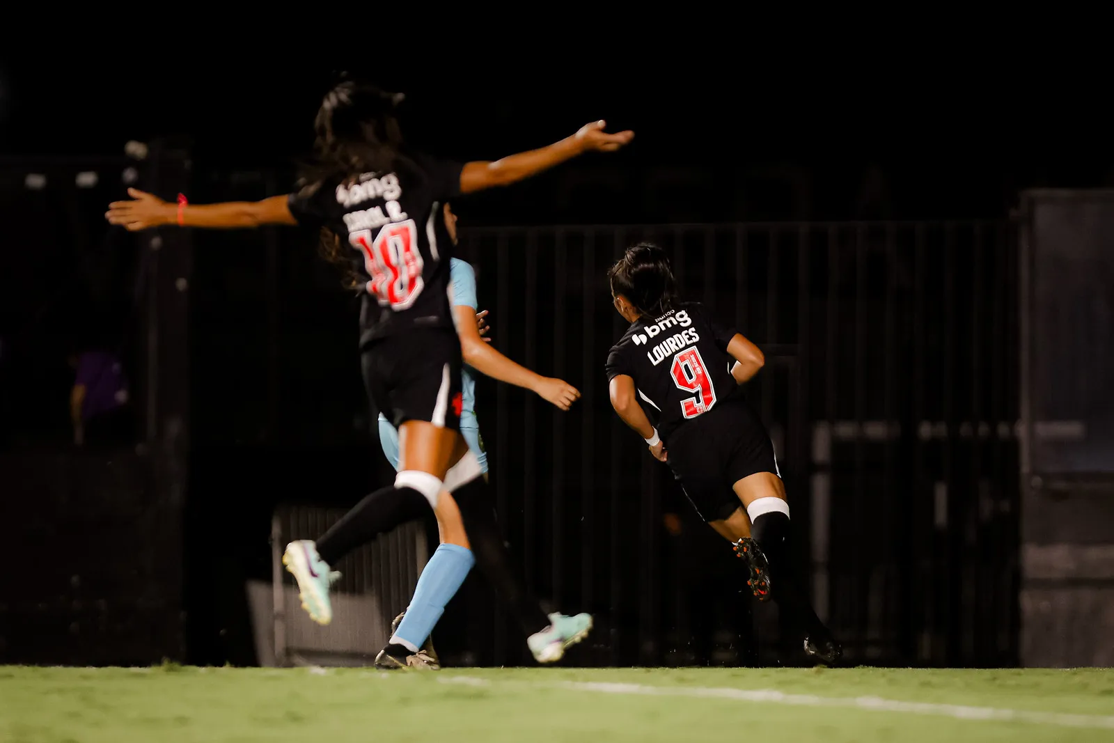 Lourdes, artilheira do Vasco no Brasileirão Feminino A2, comemorando gol marcado pelo clube - Foto: João Gabriel Alves/Vasco