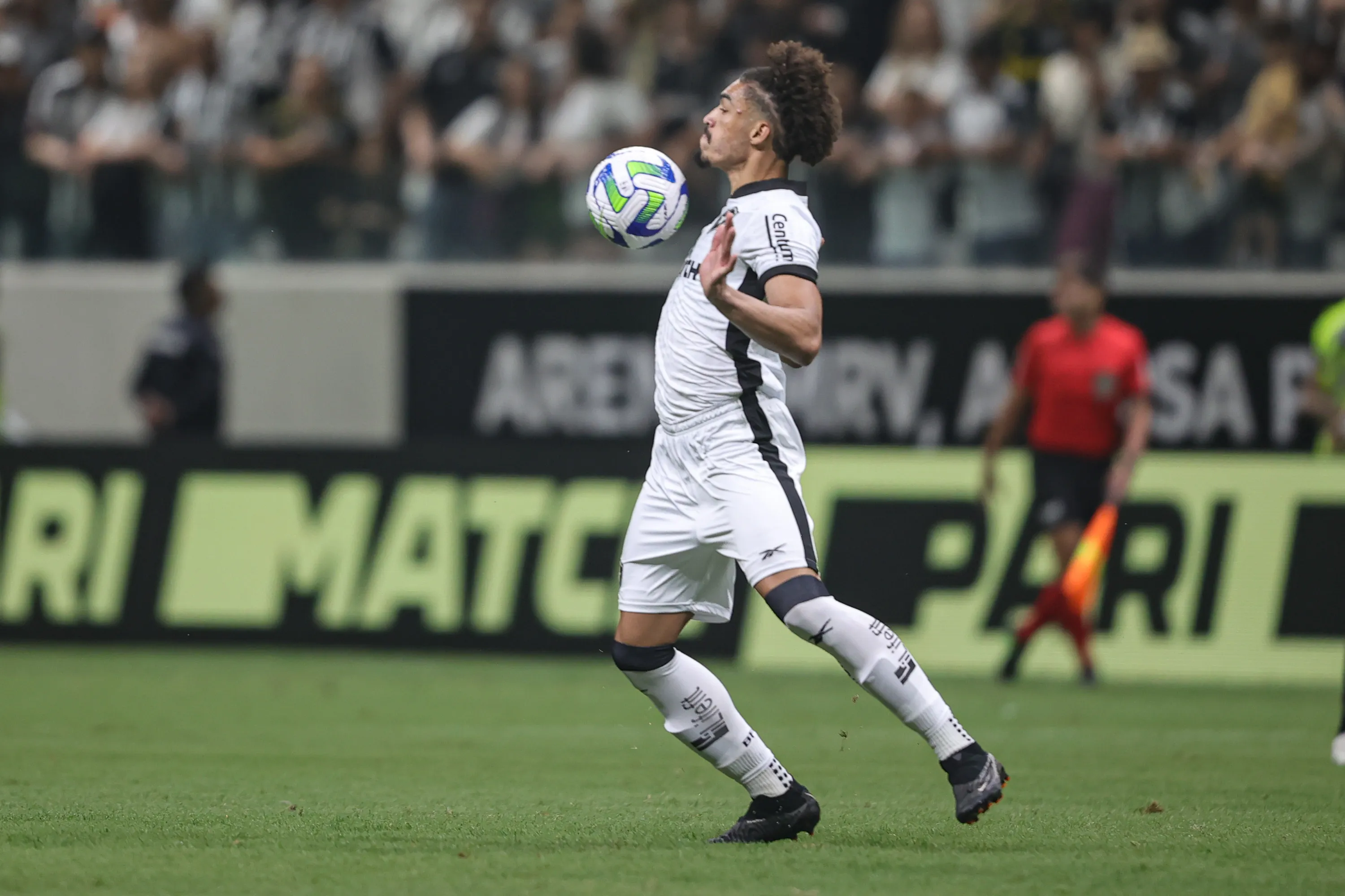 Adryelson jogador do Botafogo durante partida contra o Atletico-MG no estadio Arena MRV pelo campeonato Brasileiro A 2023. Foto: Gilson Lobo/AGIF