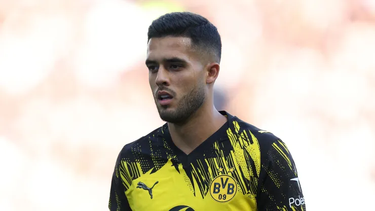 Yan Couto, do Dortmund, em ação durante a partida da Bundesliga entre FC St. Pauli e Borussia Dortmund no Millerntor Stadium, em 23 de agosto de 2025, em Hamburgo, Alemanha. (Foto de Stuart Franklin/Getty Images)