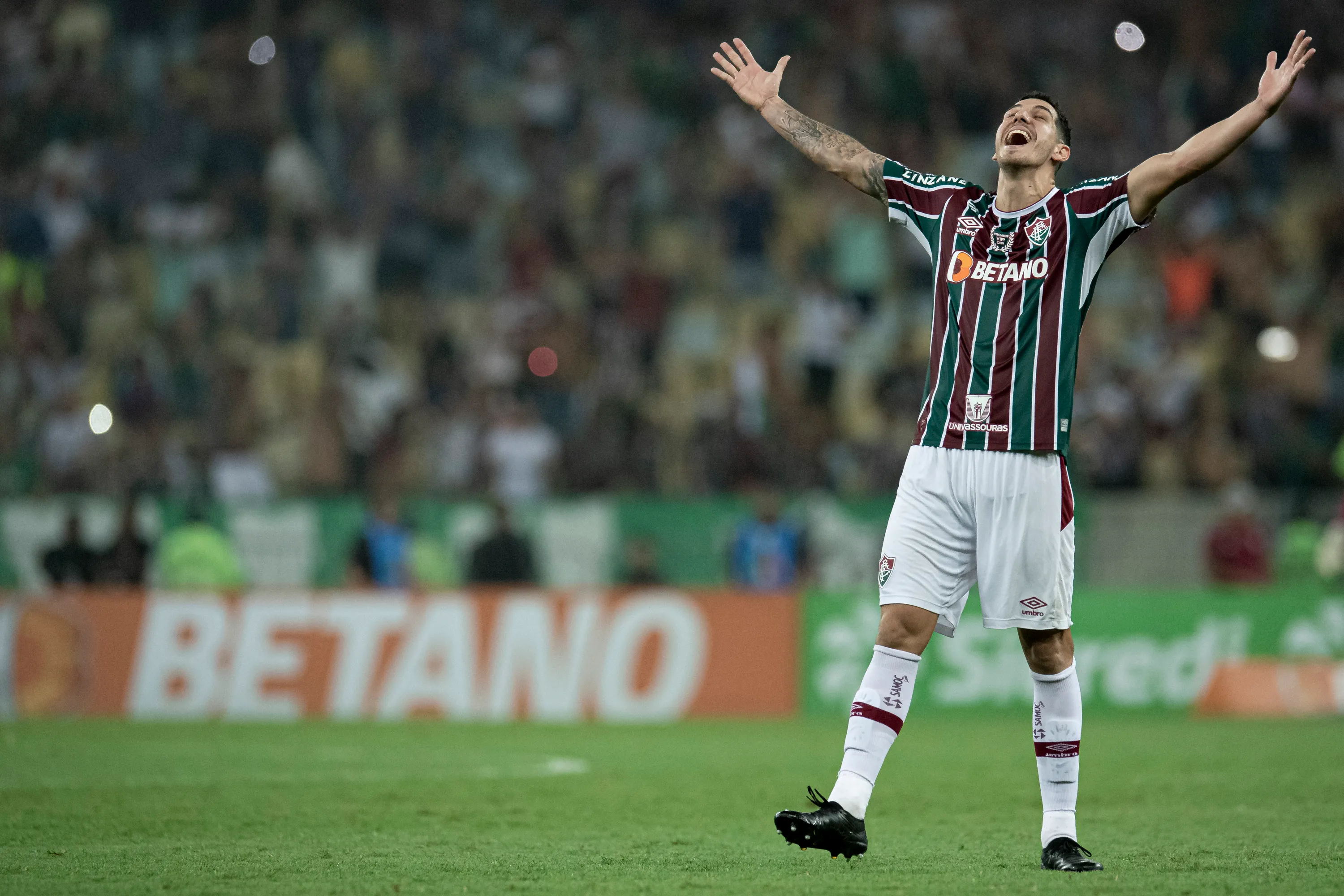 Nino jogador do Fluminense comemora titulo apos a partida contra o Flamengo no estadio Maracana pelo campeonato Carioca 2022. Foto: Jorge Rodrigues/AGIF