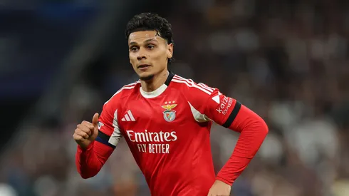 Richard Ríos, do SL Benfica, corre sem a bola durante a partida de volta dos play-offs da fase eliminatória da UEFA Champions League 2025/26 entre Real Madrid C.F. e SL Benfica no Estádio Santiago Bernabéu, em 25 de fevereiro de 2026, em Madri, Espanha. (Foto de Clive Brunskill/Getty Images)