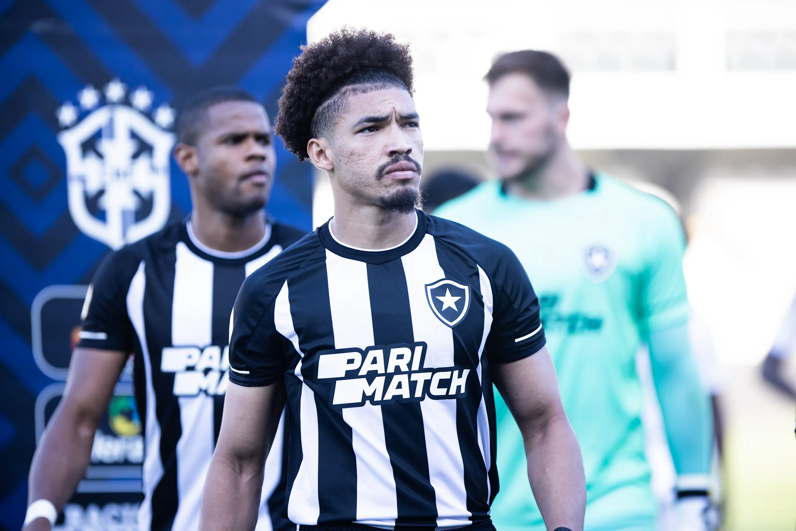 Adryelson jogador do Botafogo durante partida contra o Santos no estadio Vila Belmiro pelo campeonato Brasileiro A 2023. Foto: Abner Dourado/AGIF