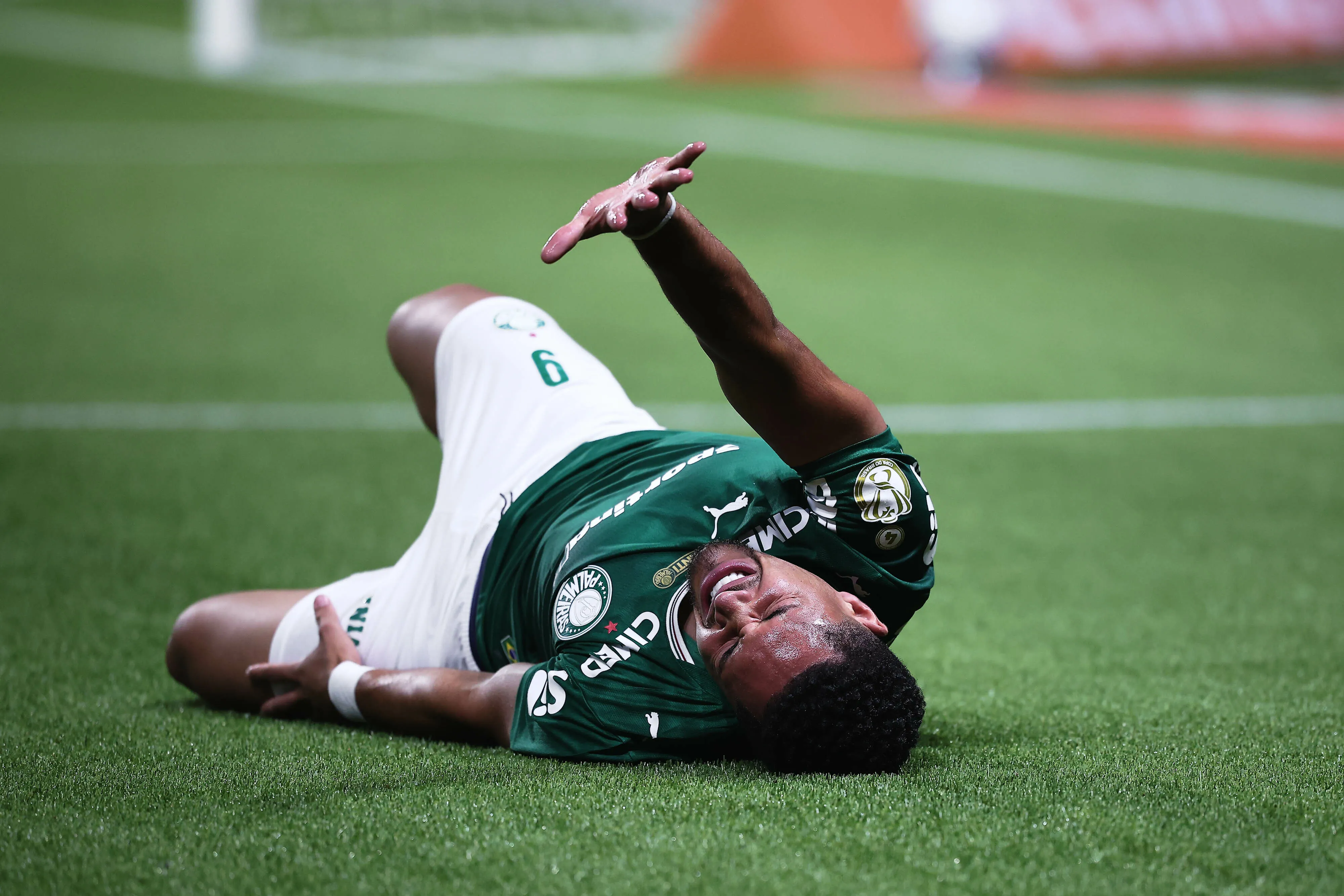 Vitor Roque sente lesão e é substituído após sofrer falta durante partida contra o Jacuipense no Nubank Arena pela Copa Do Brasil 2026. Foto: Ettore Chiereguini/AGIF.