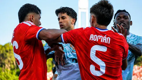 Momento da confusão com Román, do Atlético-MG, e Rafael Leão. Foto: PATRICIA DE MELO MOREIRA / AFP via Getty Images