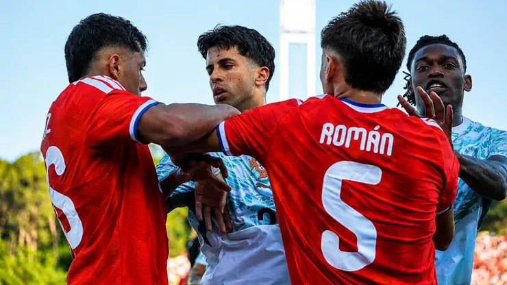 Momento da confusão com Román, do Atlético-MG, e Rafael Leão. Foto: PATRICIA DE MELO MOREIRA / AFP via Getty Images