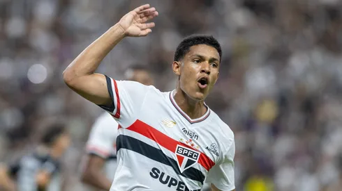 Ryan Francisco] jogador do Sao Paulo comemora seu gol durante partida contra o Ceara no estadio Arena Castelao pelo campeonato Brasileiro A 2025. Foto: Baggio Rodrigues/AGIF