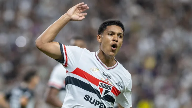 Ryan Francisco] jogador do Sao Paulo comemora seu gol durante partida contra o Ceara no estadio Arena Castelao pelo campeonato Brasileiro A 2025. Foto: Baggio Rodrigues/AGIF