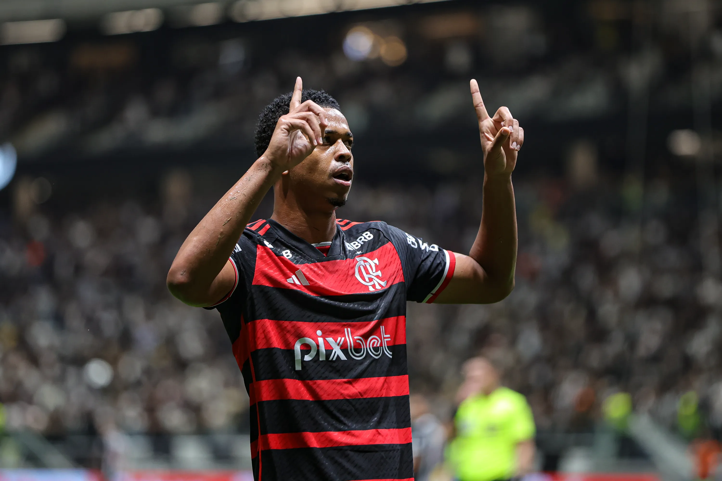 MG – BELO HORIZONTE – 03/07/2024 – BRASILEIRO A 2024, ATLETICO-MG X FLAMENGO – Carlinhos jogador do Flamengo comemora seu gol durante partida contra o Atletico-MG no estadio Arena MRV pelo campeonato Brasileiro A 2024.  Foto: Gilson Lobo/AGIF