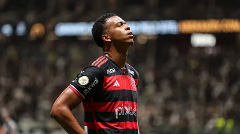 Carlinhos jogador do Flamengo comemora seu gol durante partida contra o Atletico-MG no estadio Arena MRV pelo campeonato Brasileiro A 2024. Foto: Gilson Lobo/AGIF
