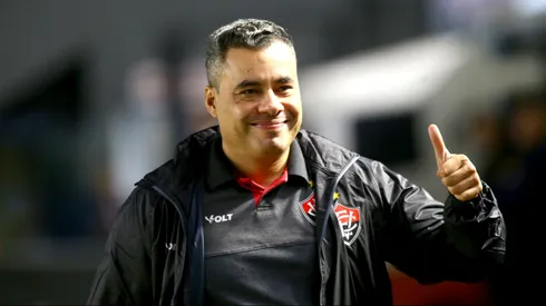 Jair Ventura tecnico do Vitoria durante partida contra o Santos no estadio Vila Belmiro pelo campeonato Brasileiro A 2026. Foto: Mauricio De Souza/AGIF