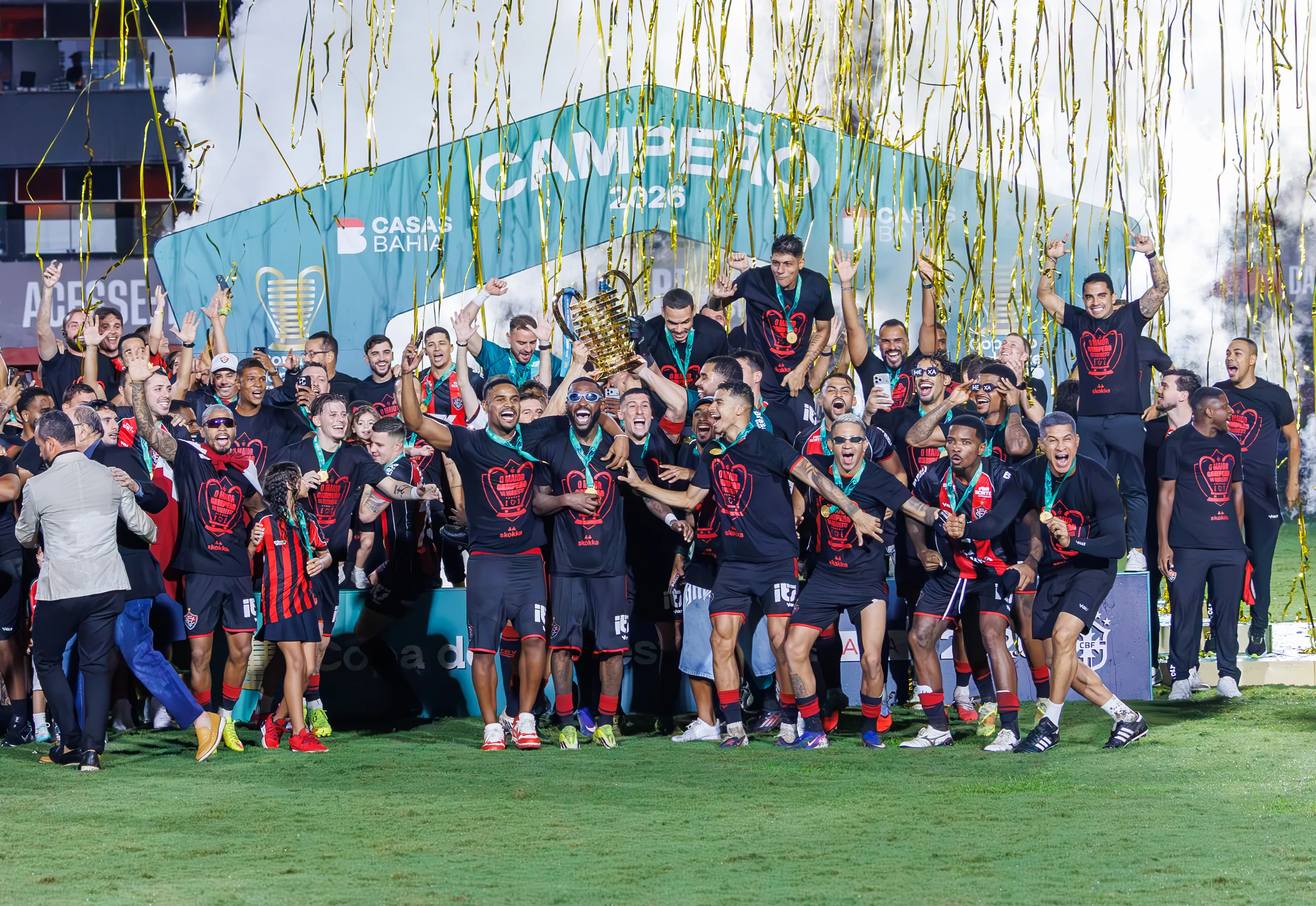 Jogadores do Vitoria comemoram titulo de campeao apos partida contra o Fortaleza no estadio Barradao pela decisao do campeonato Copa Do Nordeste 2026. Foto: Marcio Jose/AGIF
